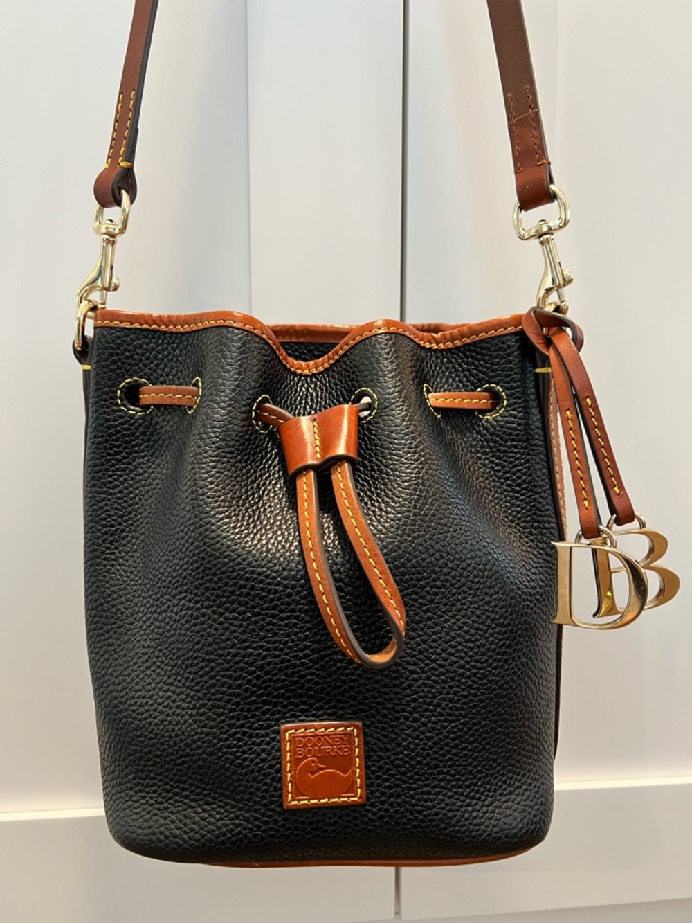🦆Dooney & Bourke Black Pebble Leather Drawstring Bucket Bag with Brown Trim
